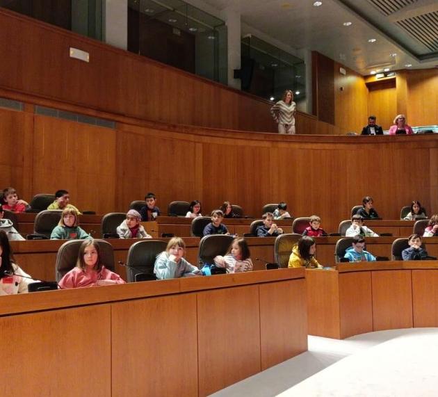 Alumnos y alumnas de 6º de Primaria se convierten en diputados por un día en las Cortes de Aragón