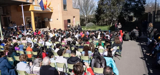 El CEIP “José Antonio Labordeta”, de Zaragoza, homenajea al cantautor, poeta y político aragonés en el 90 aniversario de su nacimiento