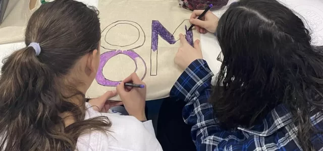 Ochos morados para celebrar el 8M en el colegio «Lasalle Gran Vía», de Zaragoza