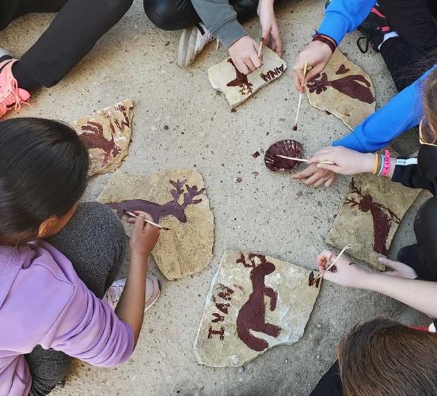 El patrimonio rupestre llega a cinco centros educativos del Bajo Martín
