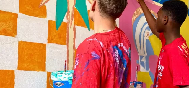 El Colegio «Santo Domingo de Silos», de Zaragoza, llena de color y solidaridad sus paredes
