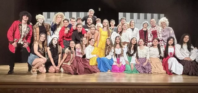 La compañía Álter Ego del Colegio «Escolapias Santa Engracia», de Zaragoza triunfa con su musical ‘La Bella y la Bestia’